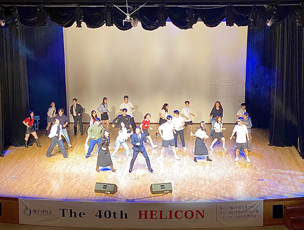 ▲ Students doing curtain call dance after the musical