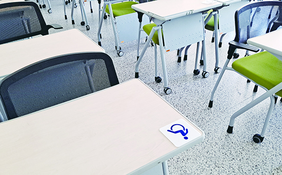 교양동 강의실 앞자리에 장애 학생을 위한 배려석이 놓여있다.