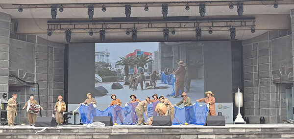 탑동해변공연장에서 무형문화재축제(멸치후리는노래)를 진행했다.