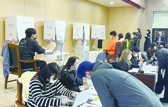 11월 16일 총선거일에 경상대학에서 학생들이 투표권을 행사하고 있다.