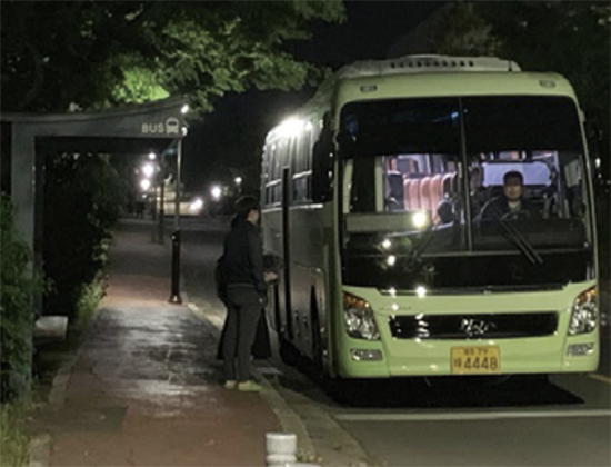 ▲ Students taking the night bus.