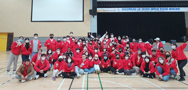 ▲ The members of the red team. Whether they were winners or losers, everyonewas given prizes