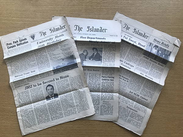 ▲ The issues that Mr. Kelly brought along withhim. The differences in the quality of the paper,the font, and even the contents of the paperare noticeable between those issues and ourcurrent newspaper.