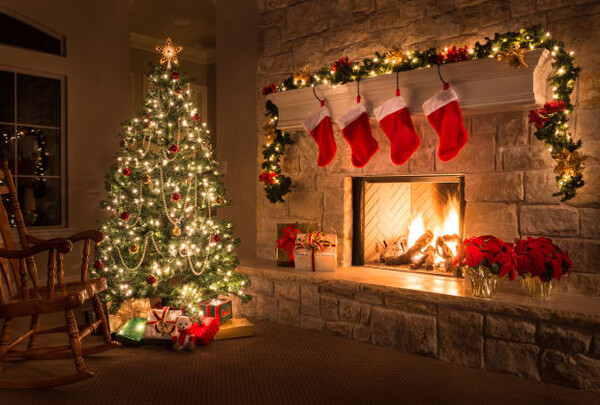 ▲ The Christmas tree and socks hanging on the wall.