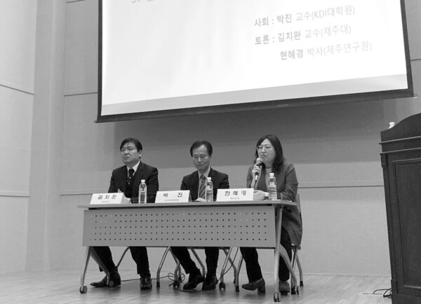 (왼쪽부터)김치완 교수, 박진 교수, 현혜경 박사가 청년들과 토론하고 있다.