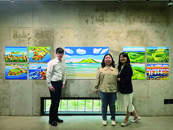 (왼쪽부터) 김승태 디자이너, 이영주 디자이너, 오티스타 박혜성 이사가 전시된 그림 앞에서 포즈를 취하고 있다.