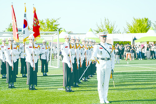 5월 23일 해병대 의장단이 시범 공연을 선보이고 있다.