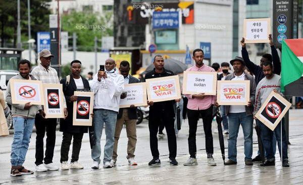 ▲ Sudanese nationals stage a rally in front of Seoul Stationasking for peace in Sudan. [Source: Yonhap]