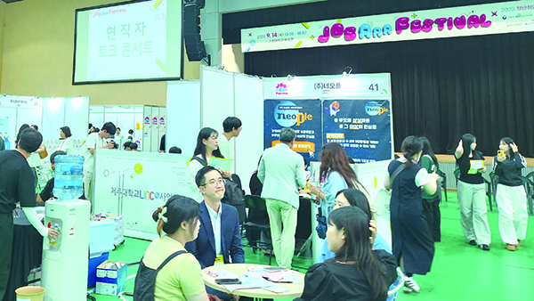 9월 14일 체육관에서 열린 청년 취업 일자리 박람회 부스에서 취업상담이 이뤄지고 있다.