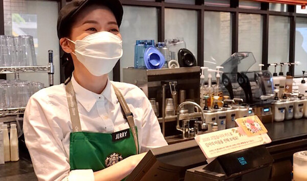 ▲ For the first time in Korea, Starbucks started recruiting foreigners for working part-time jobs in the establishments, due to the changes in labor laws for students. [Source: Inside Retail Asia]