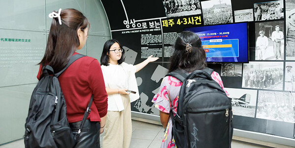 ▲An example of the tours offered in English at the Jeju International Peace Center during the festival.