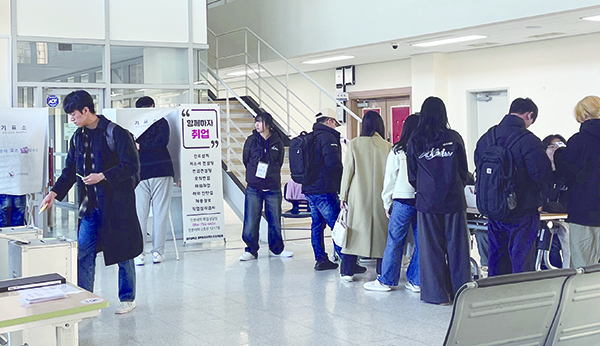 11월 16일 인문대학 투표소에서 학생들이 투표하고 있다.