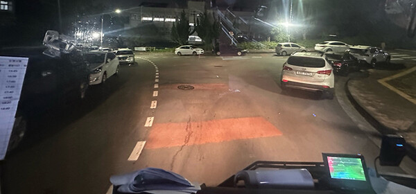 ▲A photo of a three-way intersection with a parking problem on campus.