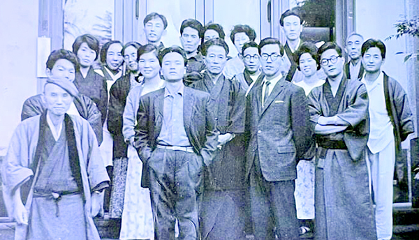 고 김평수씨(맨 앞줄 왼쪽에서 두 번째)가 병원에서 퇴원 후 관계자들과 찍은 사진.