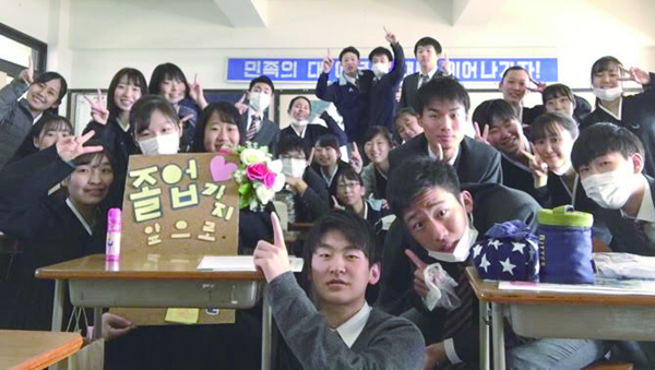 가나가와중고급조선학교 3학년 1반 학생들이 졸업하기 하루 전날 기념 사진을 촬영하고 있다.