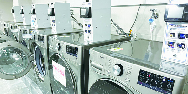 기숙사 공용 세탁기에 카드 단말기가 설치돼 있다.