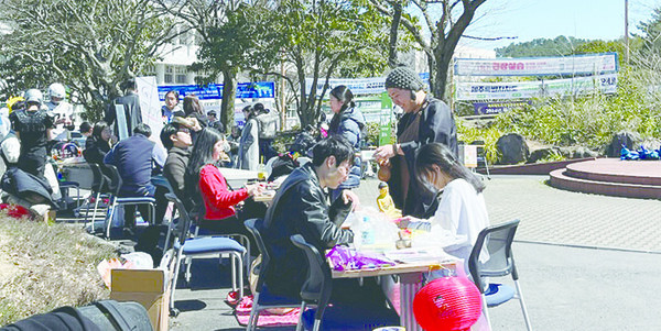 3월 21일 개최된 동아리 박람회에서 학생들이 부스를 즐기고 있다.